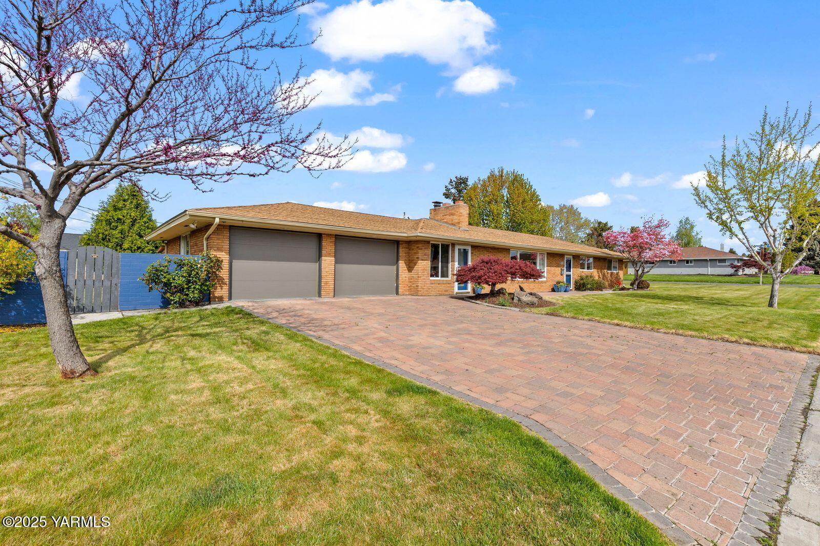 220 N 42nd Ave