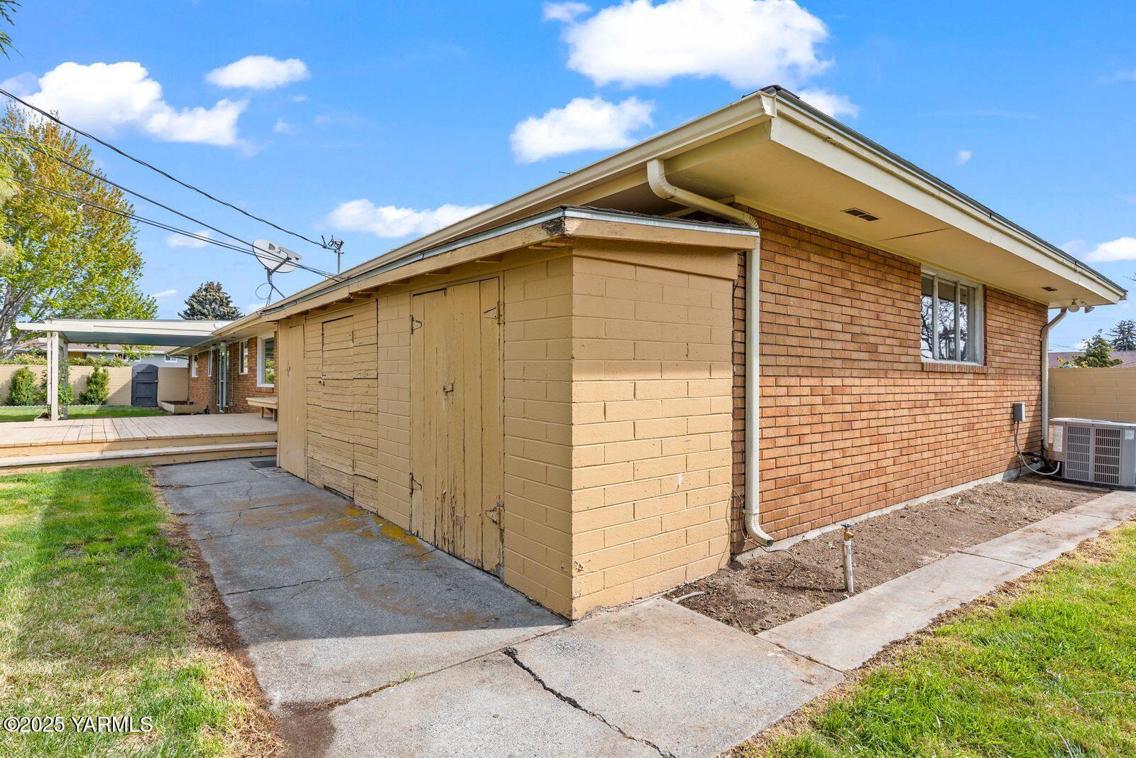220 N 42nd Ave