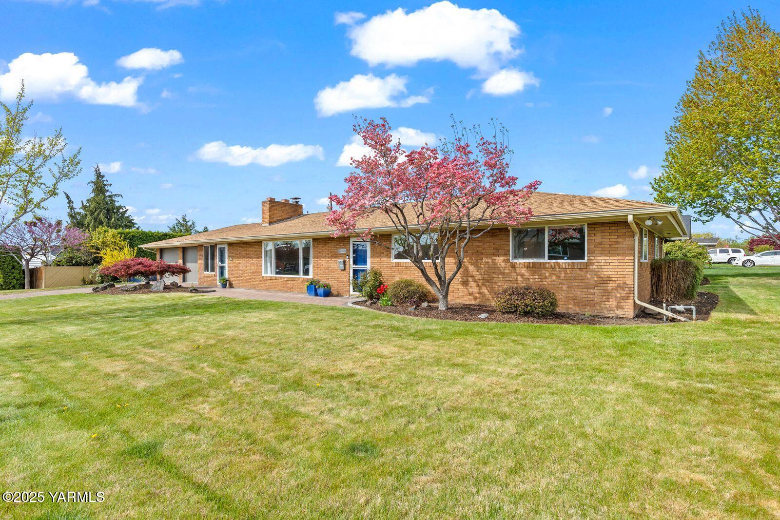 220 N 42nd Ave