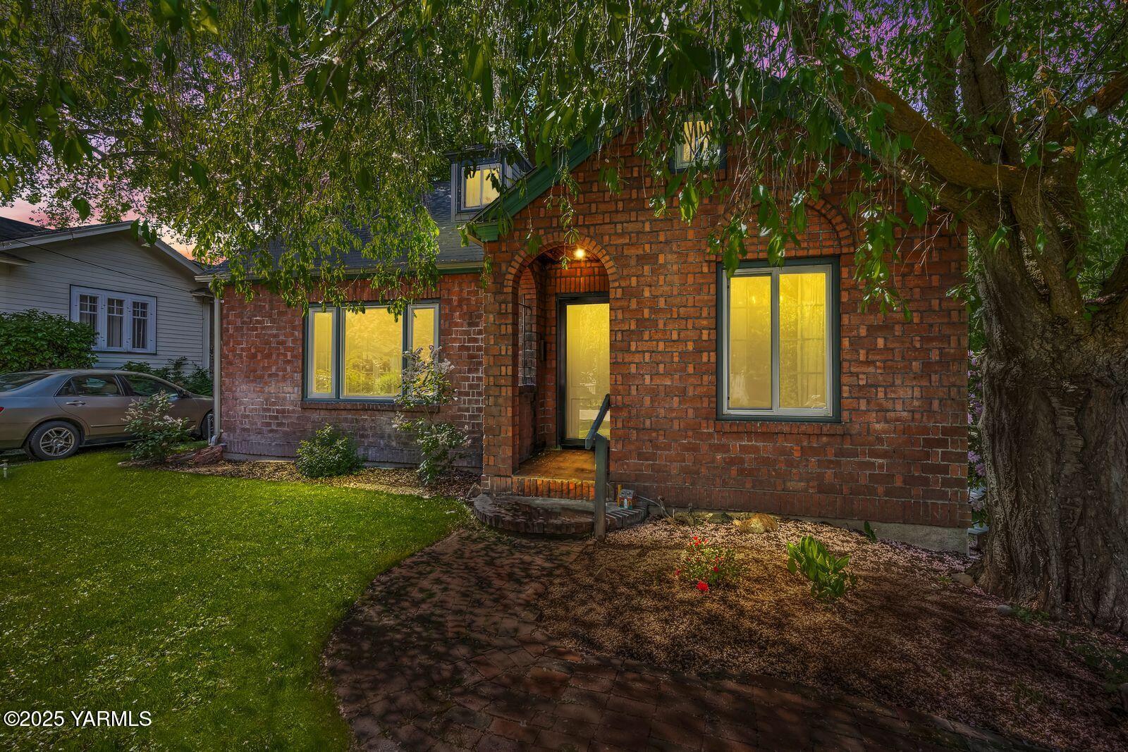 220 N 23rd Ave