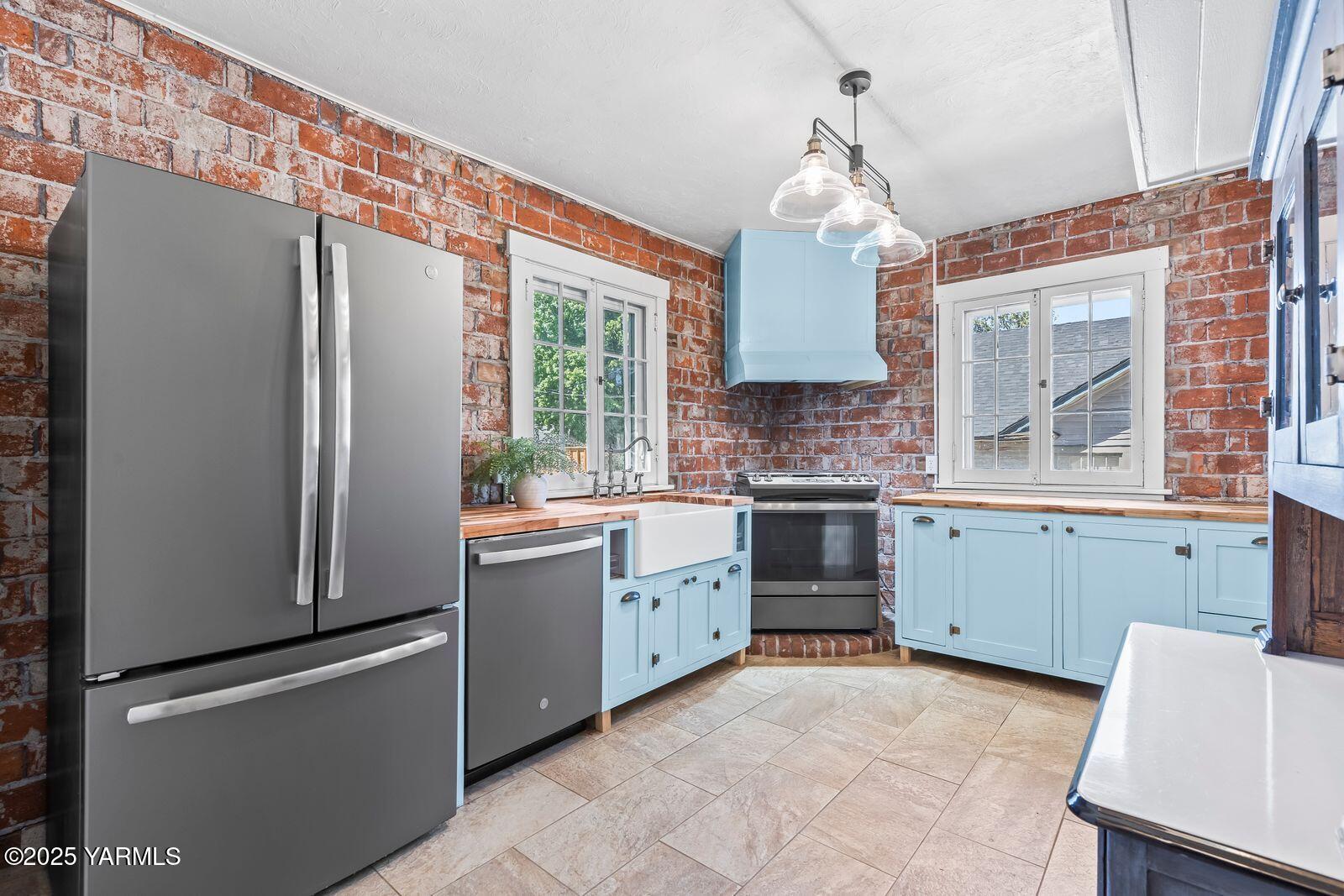 220 N 23rd Ave