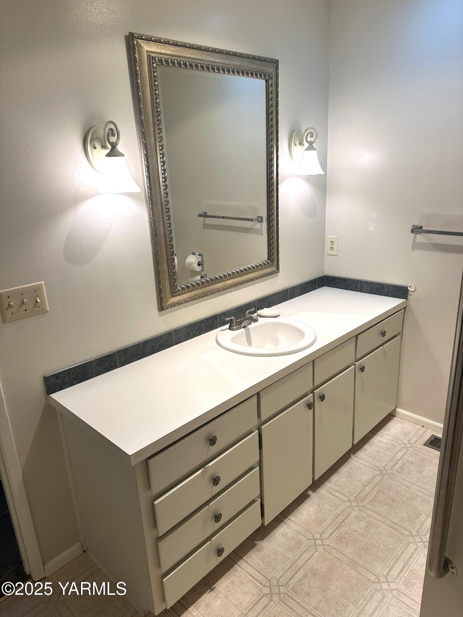 100 N 60th Ave Unit: 8
