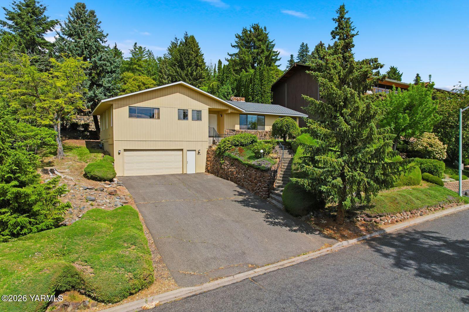 912 Carriage Hill Dr