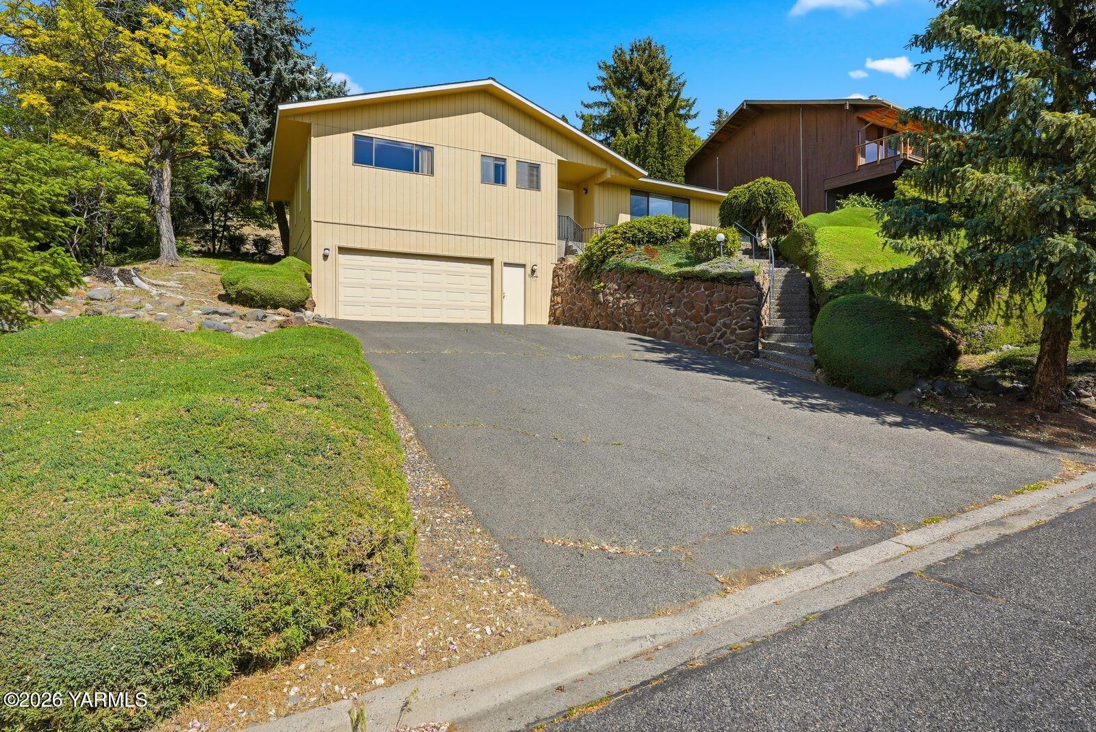 912 Carriage Hill Dr