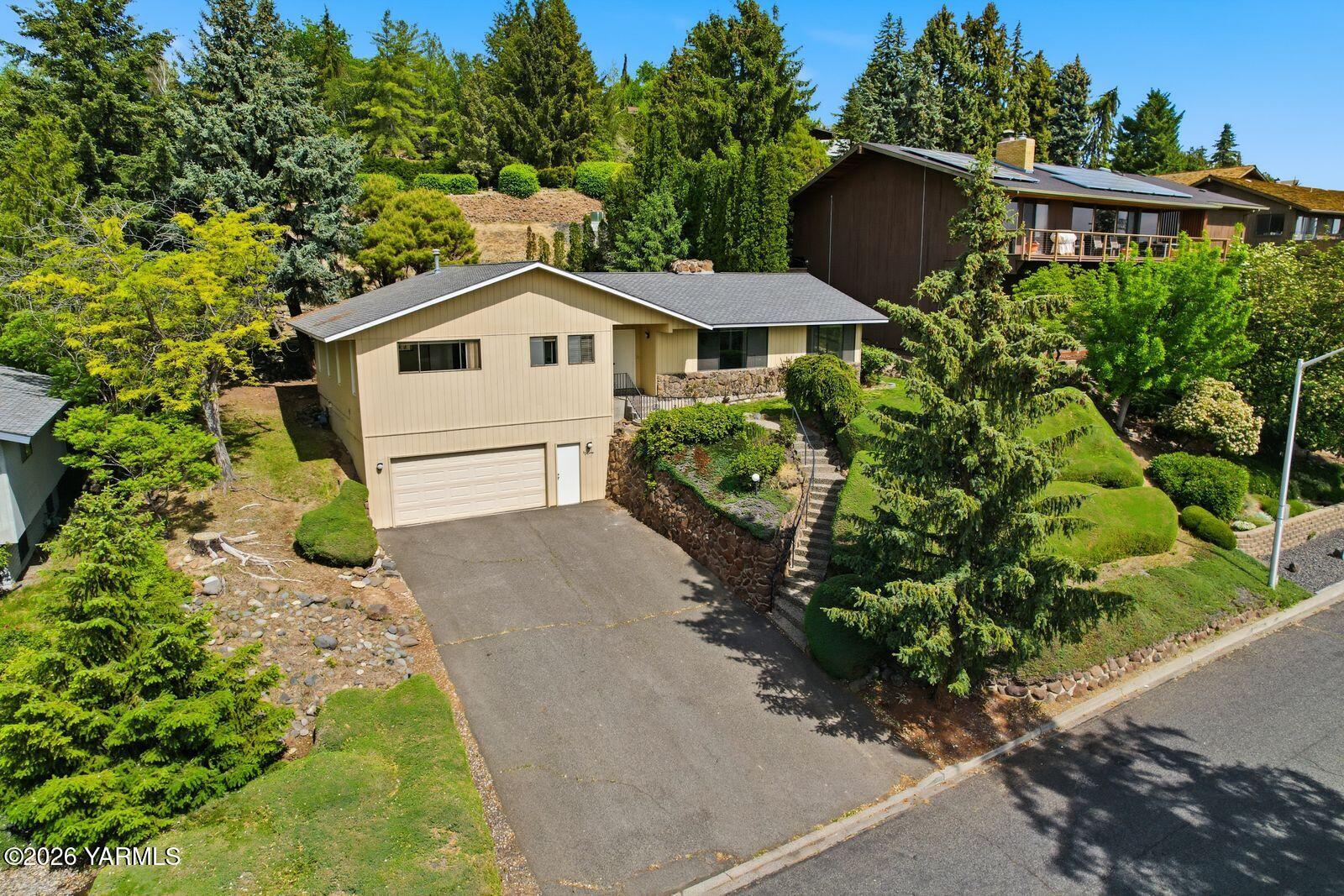 912 Carriage Hill Dr