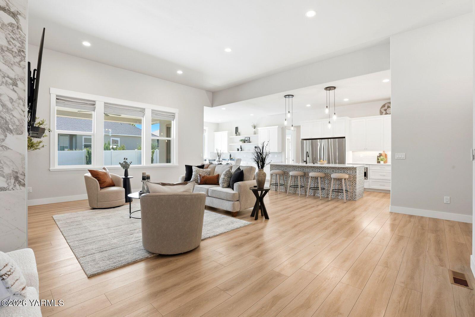 2106 S 74th Ave