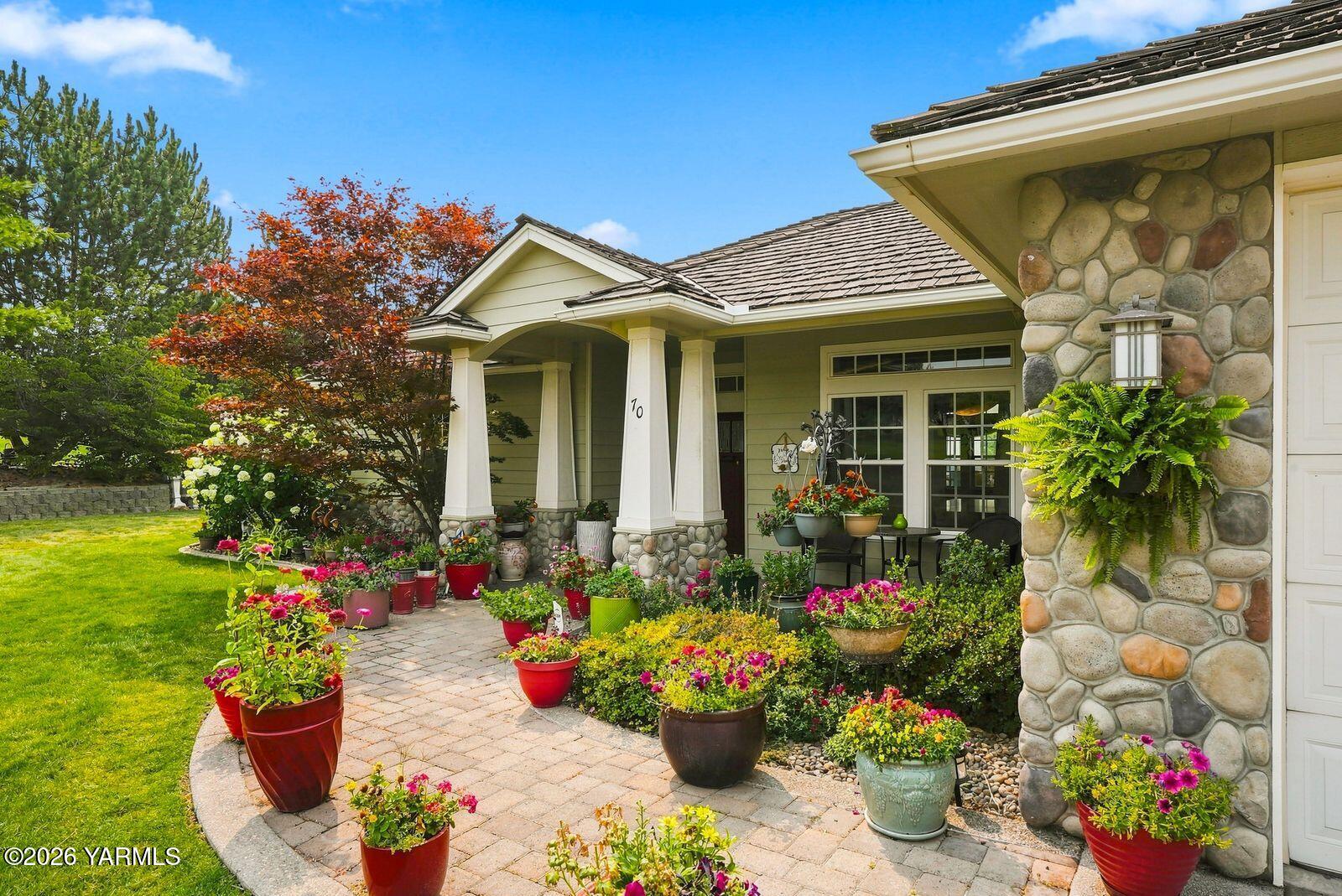 70 Canyon Gate Ln
