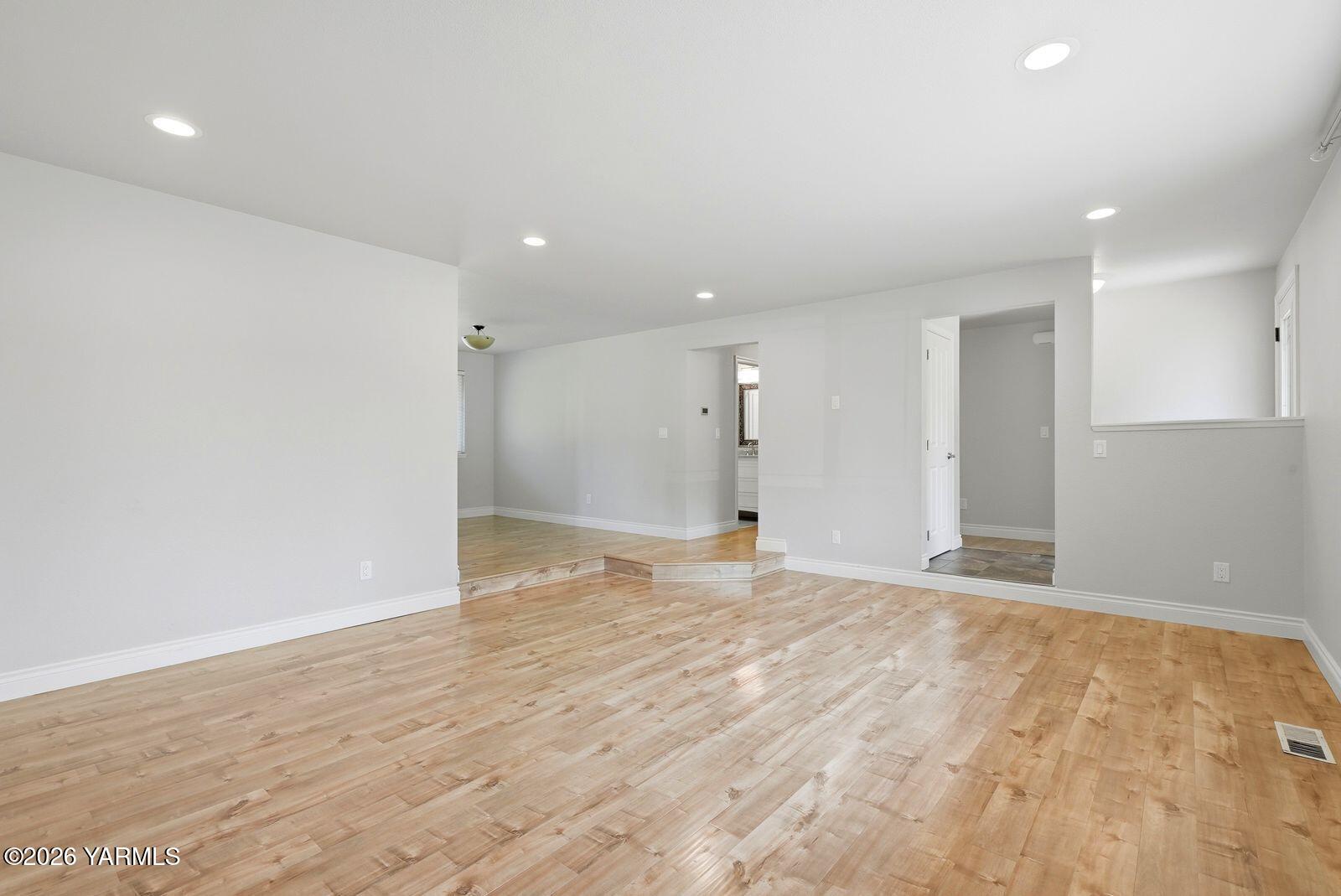 30 Rolling Hills Dr