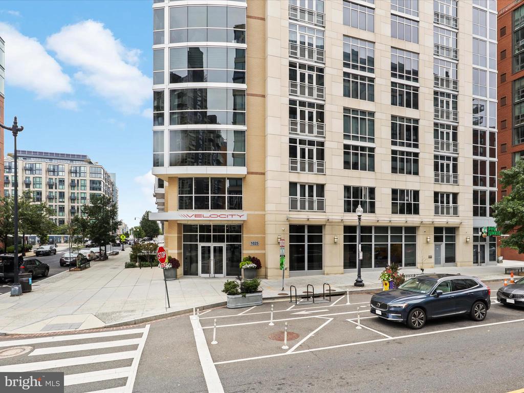 1025 1st St SE #404