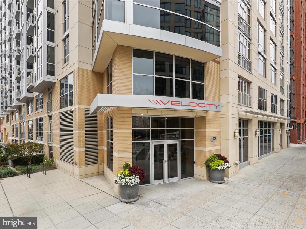 1025 1st St SE #404