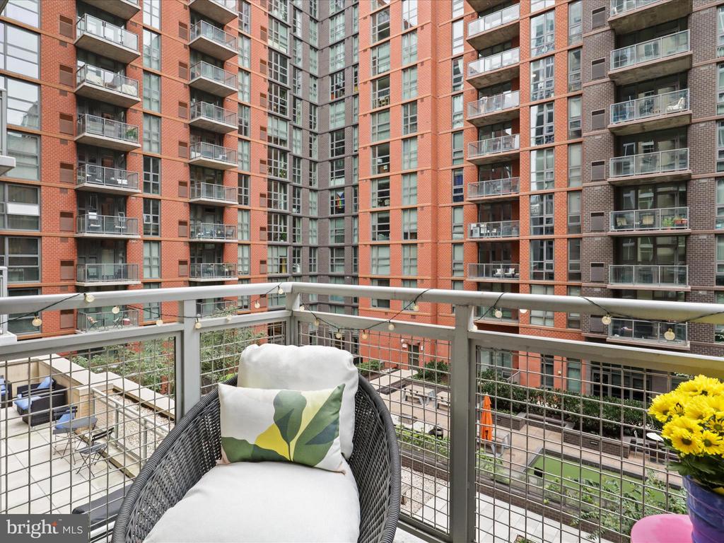 1025 1st St SE #404