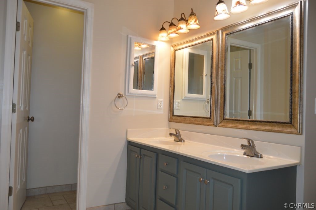 8242 Hampton Arbor Cir