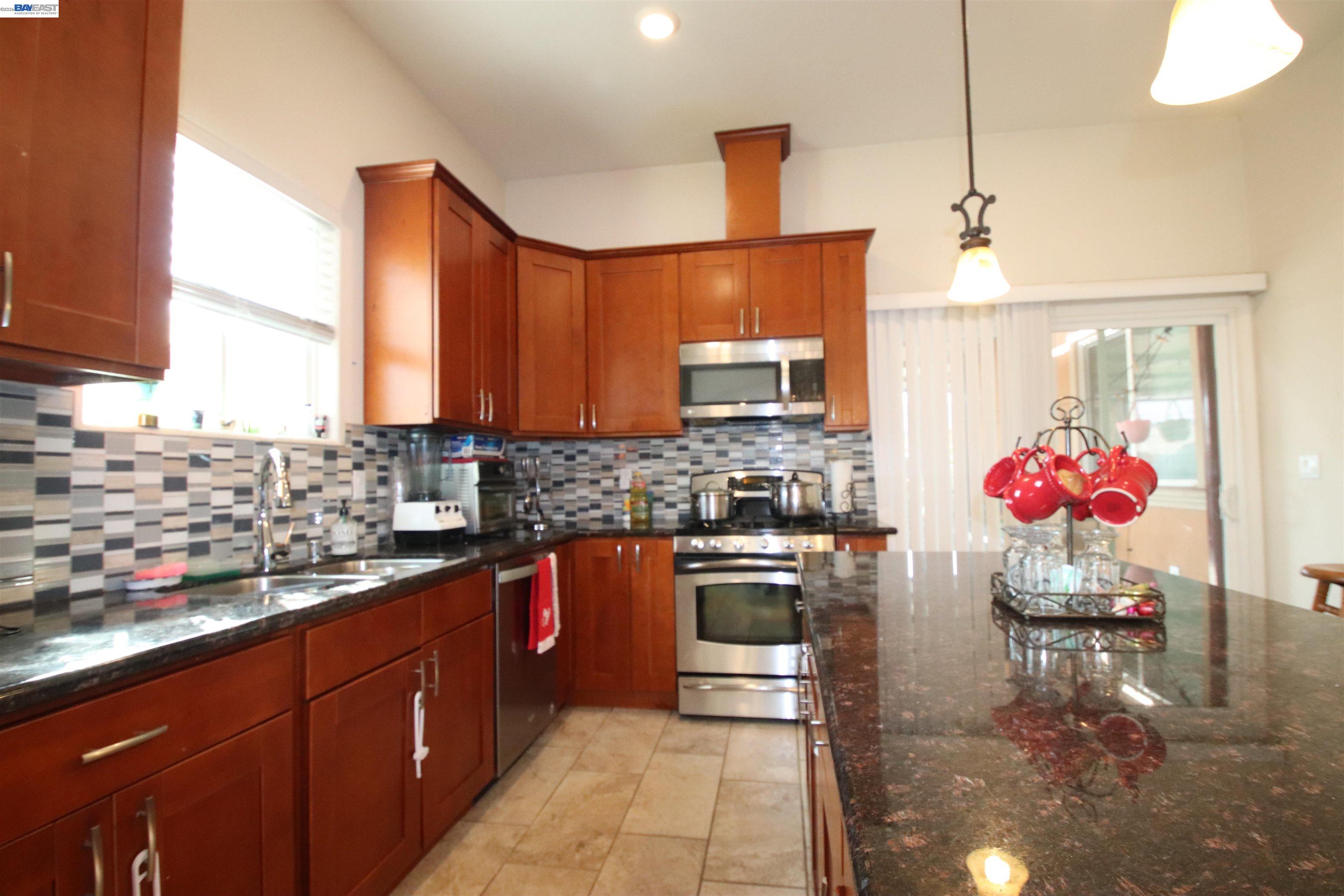 2511 S Laurel