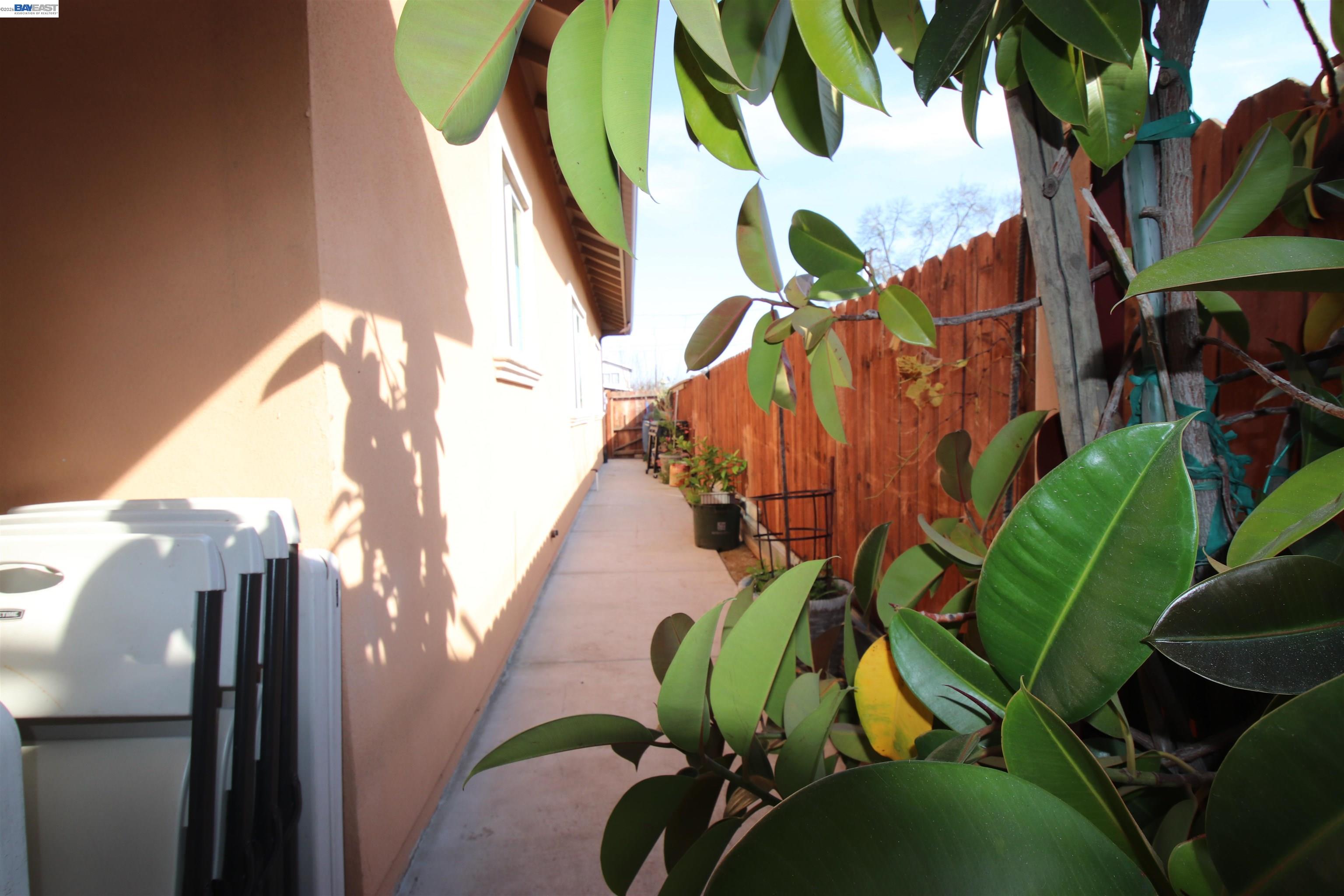 2511 S Laurel