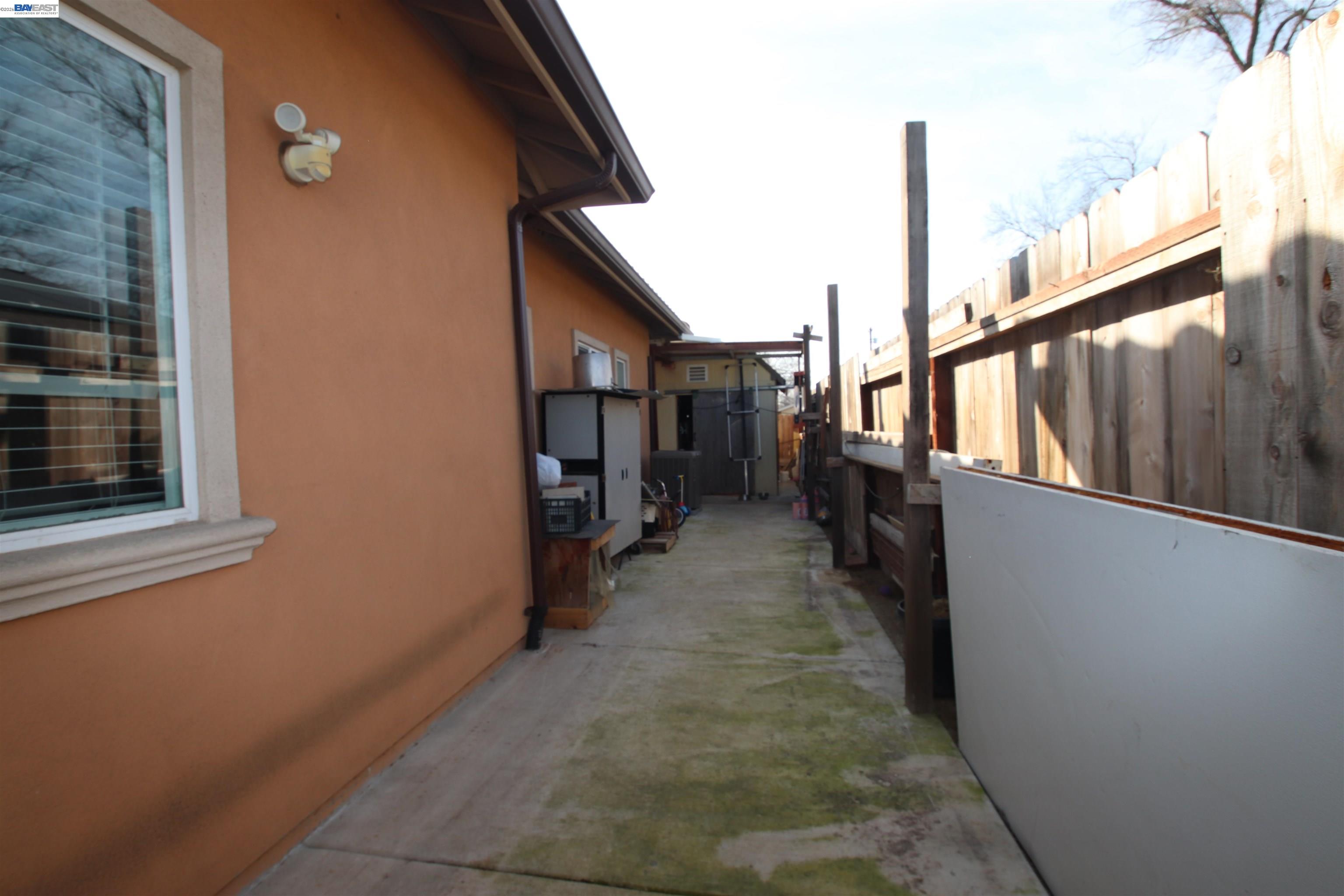 2511 S Laurel