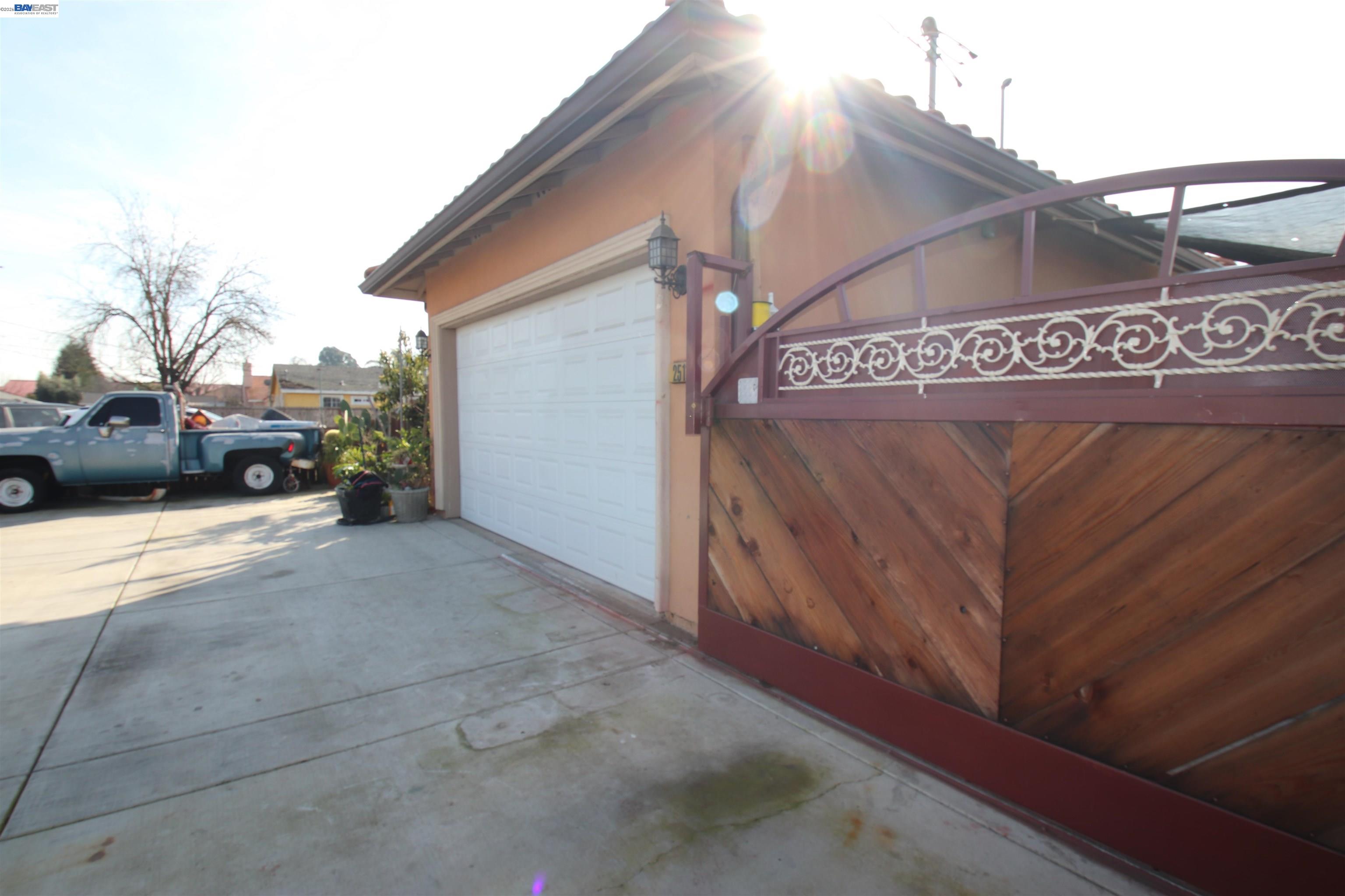 2511 S Laurel