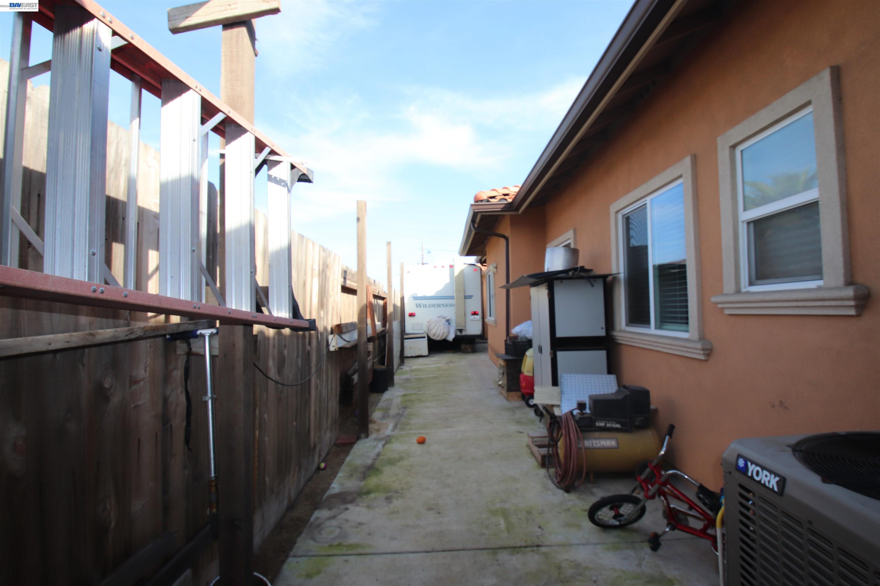 2511 S Laurel