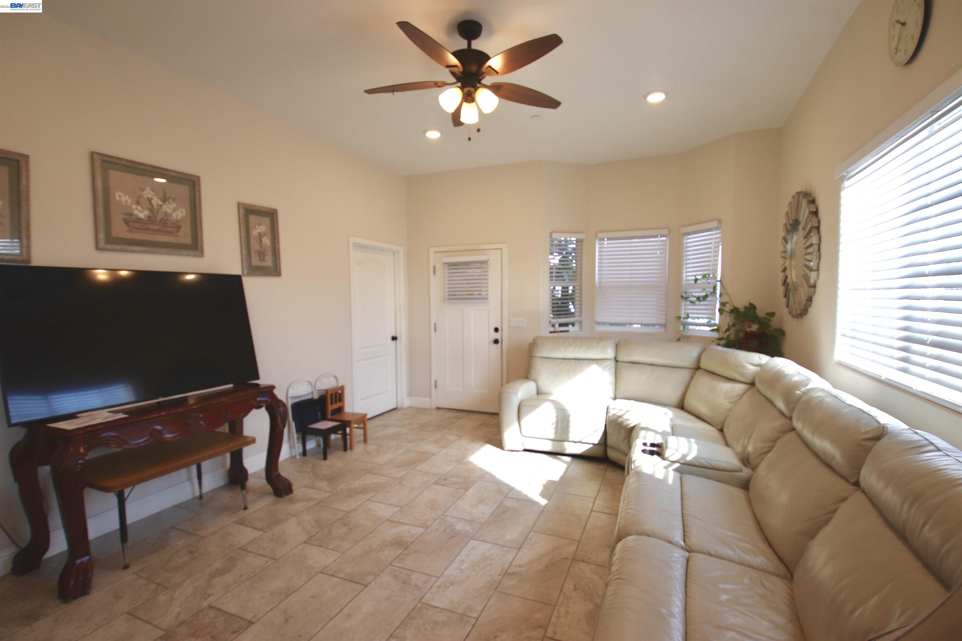 2511 S Laurel