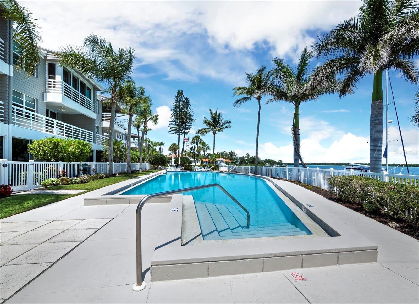 615 DREAM ISLAND RD #105