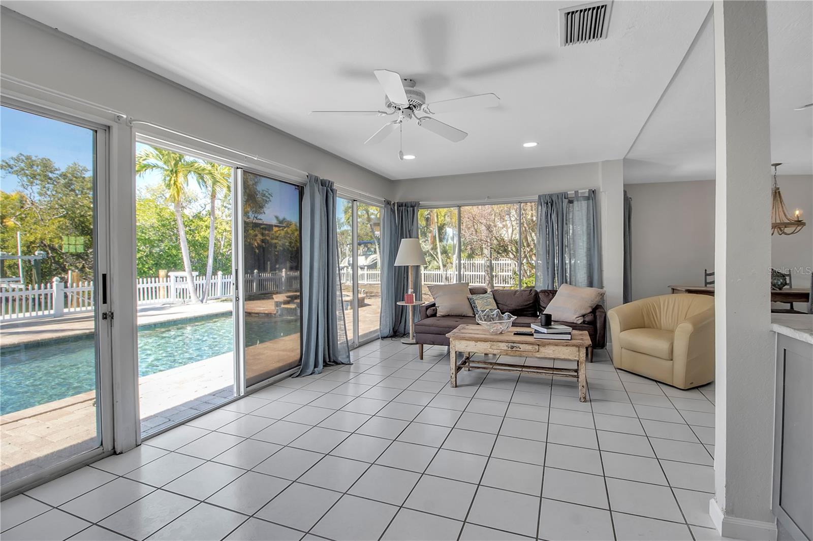 589 BAYVIEW DR