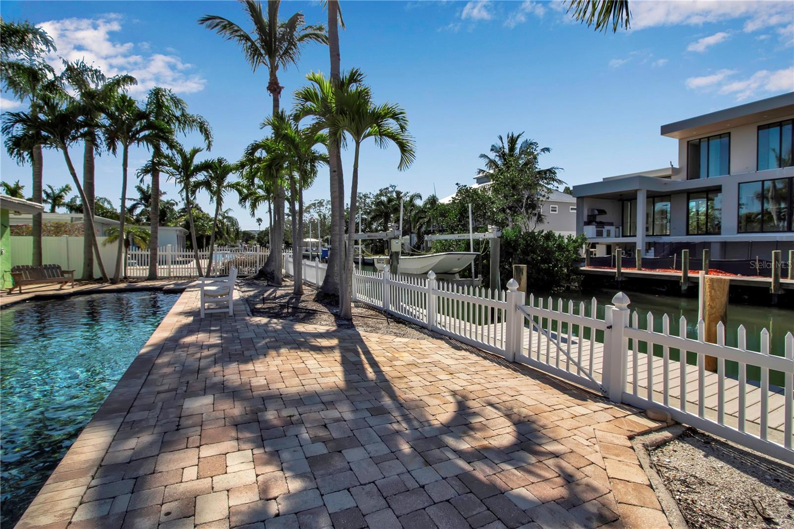 589 BAYVIEW DR