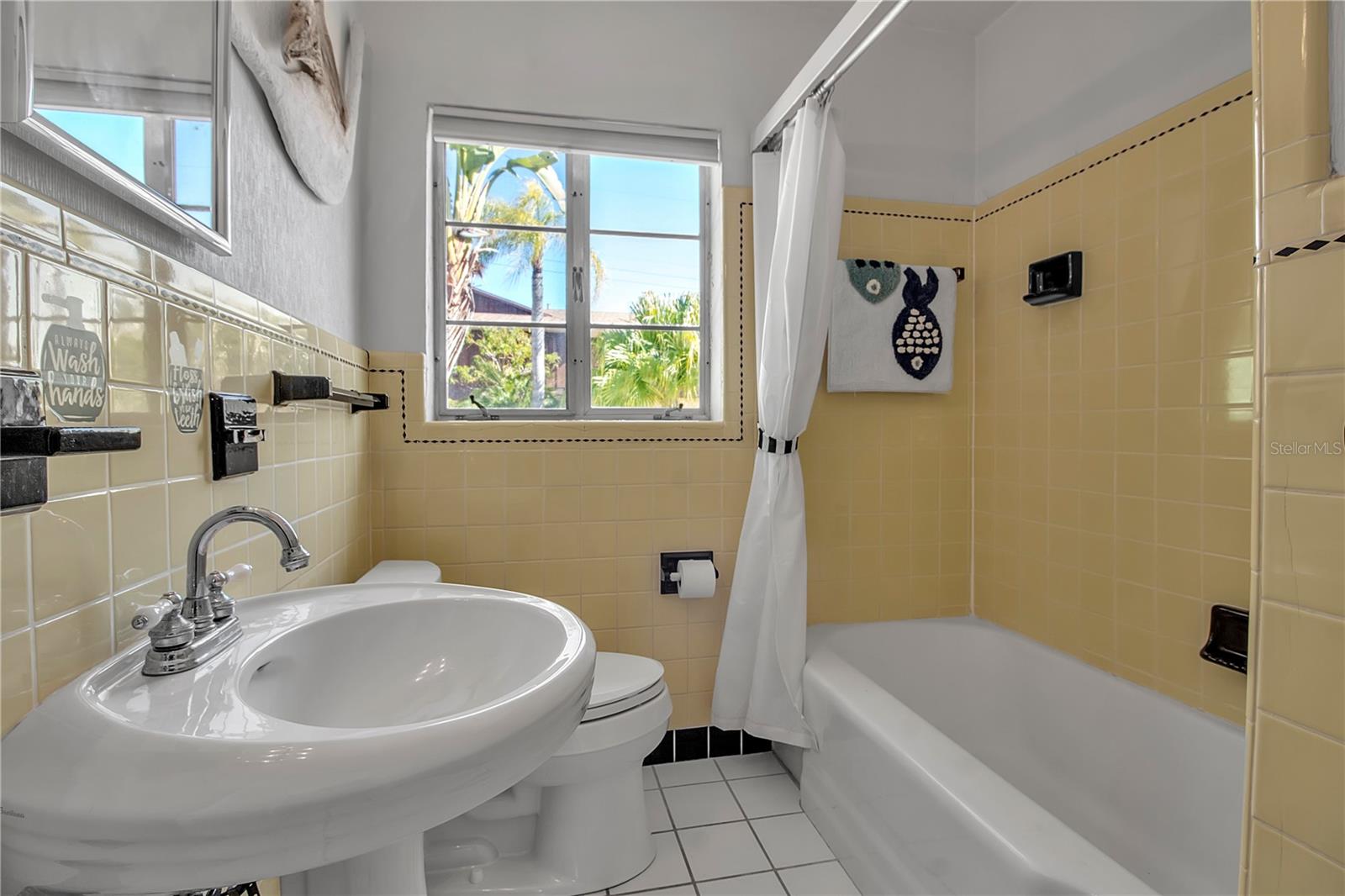 589 BAYVIEW DR