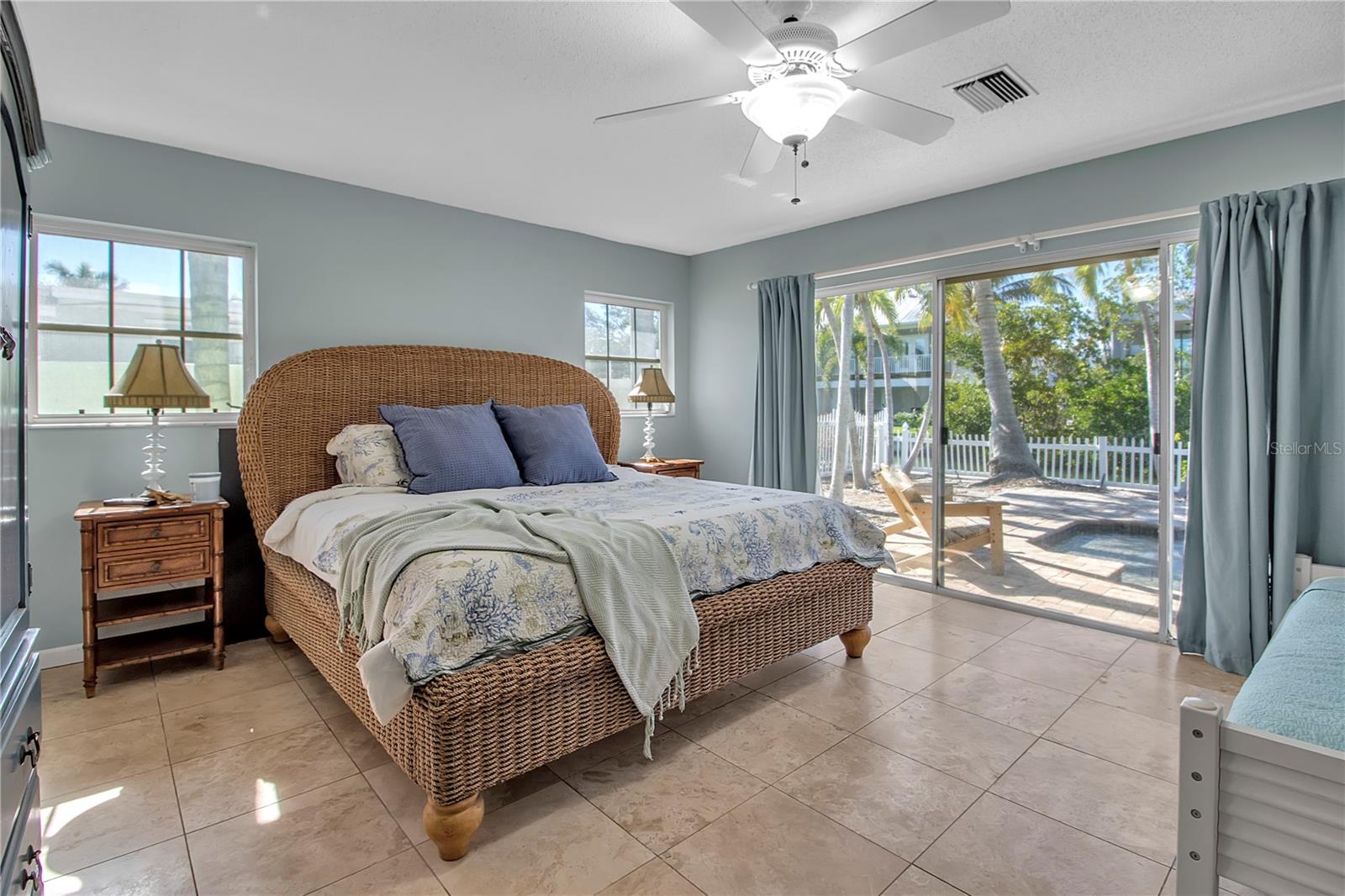 589 BAYVIEW DR