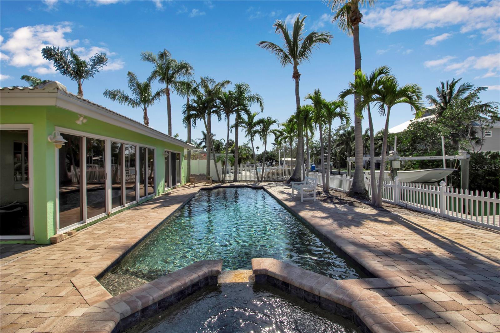 589 BAYVIEW DR