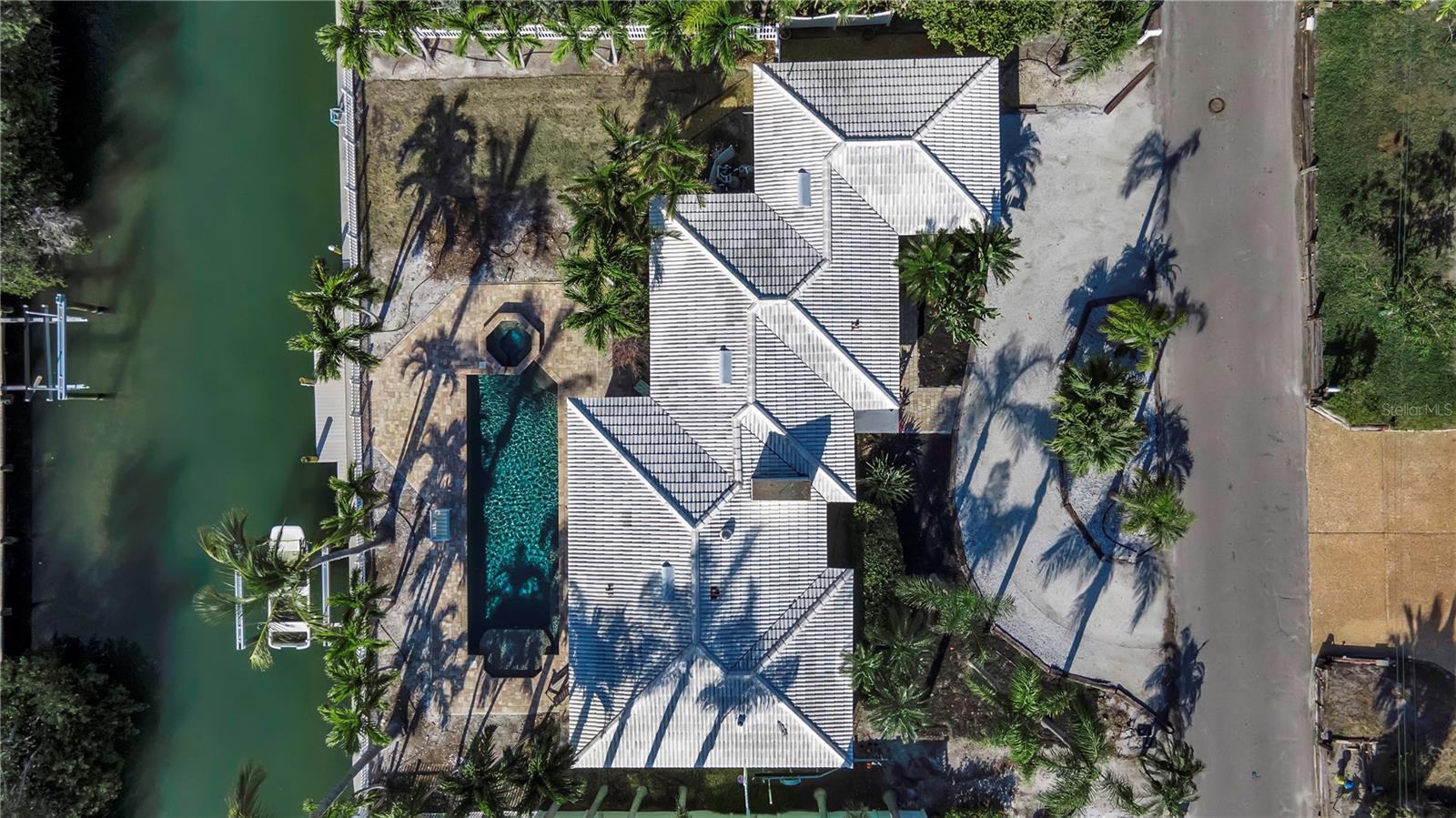 589 BAYVIEW DR