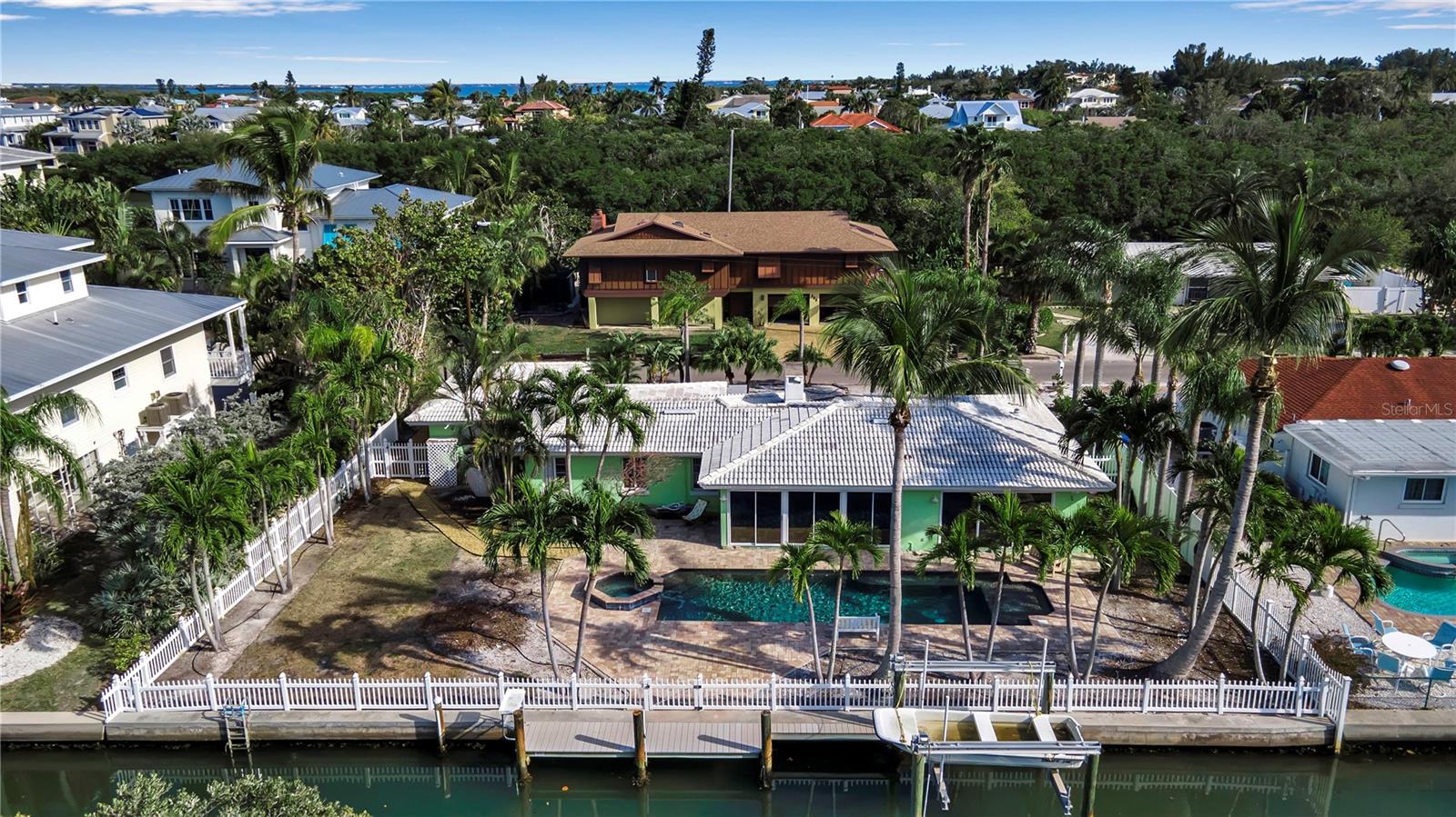 589 BAYVIEW DR