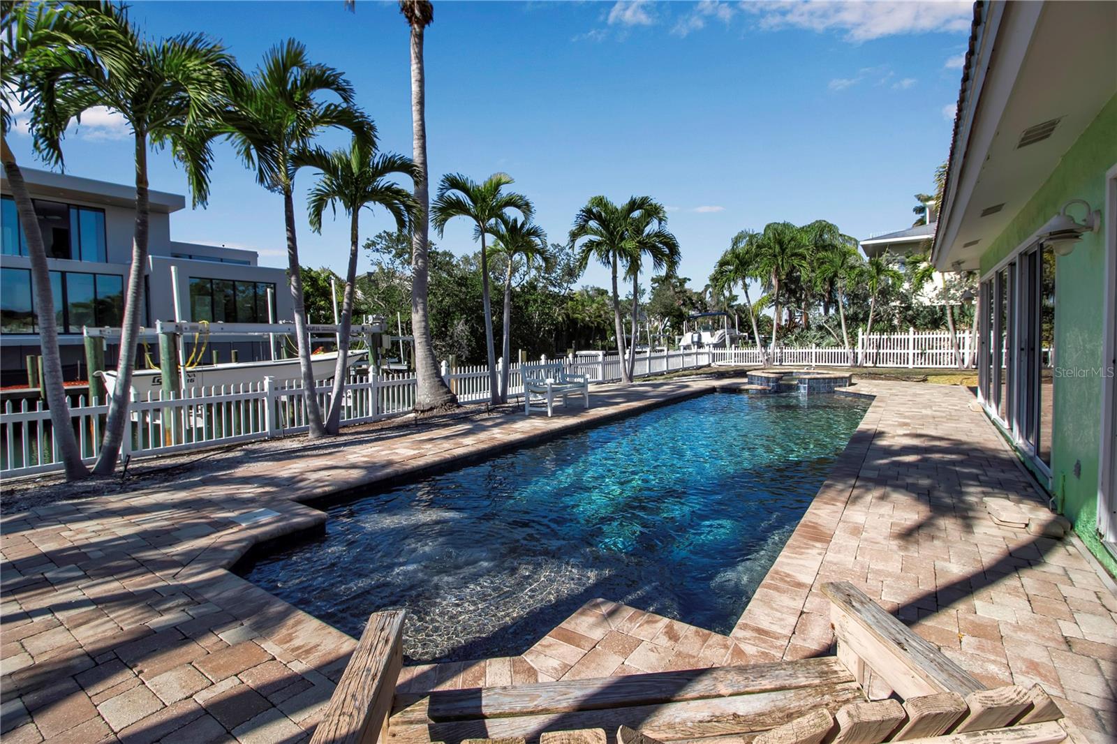 589 BAYVIEW DR