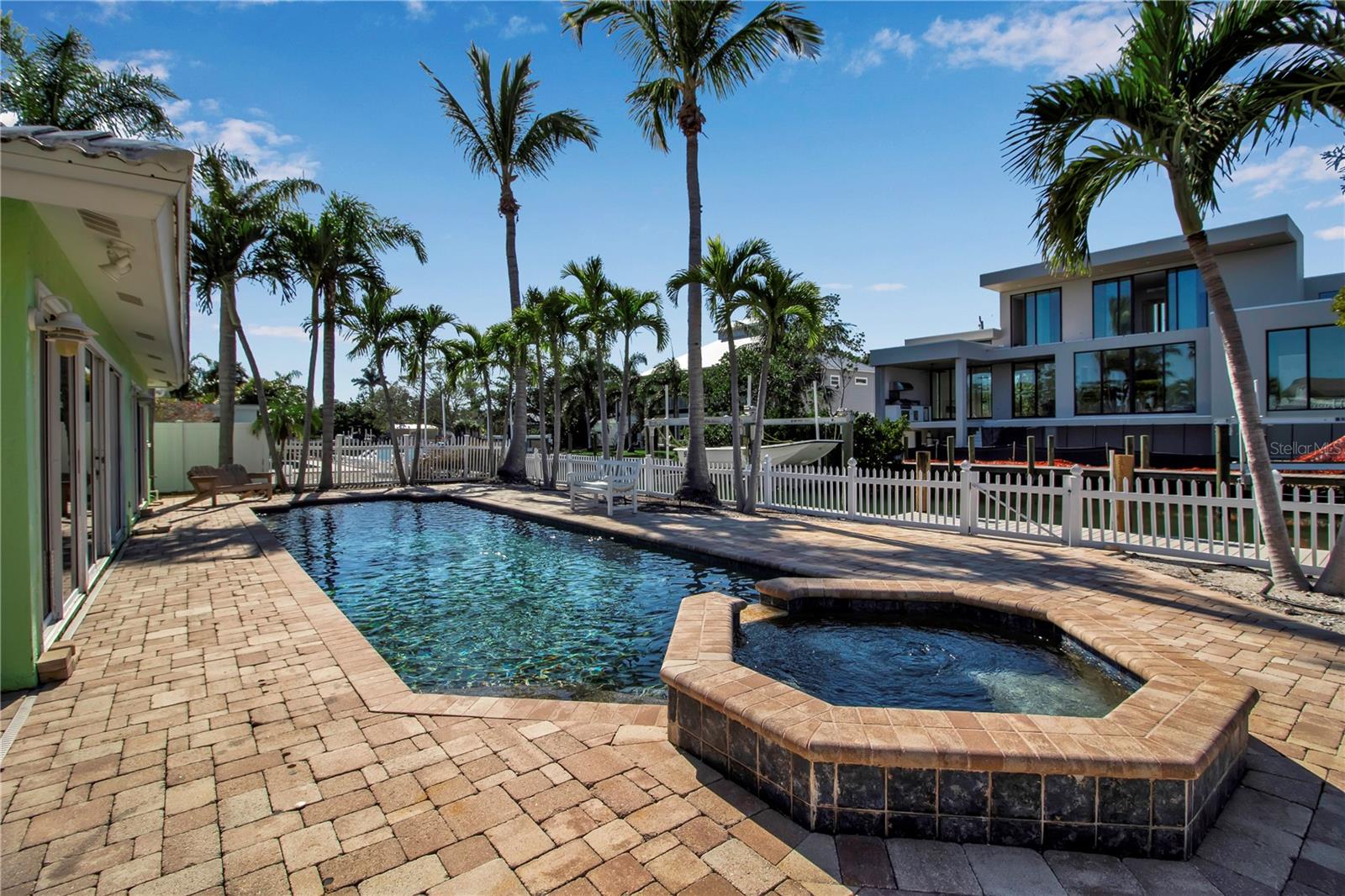 589 BAYVIEW DR