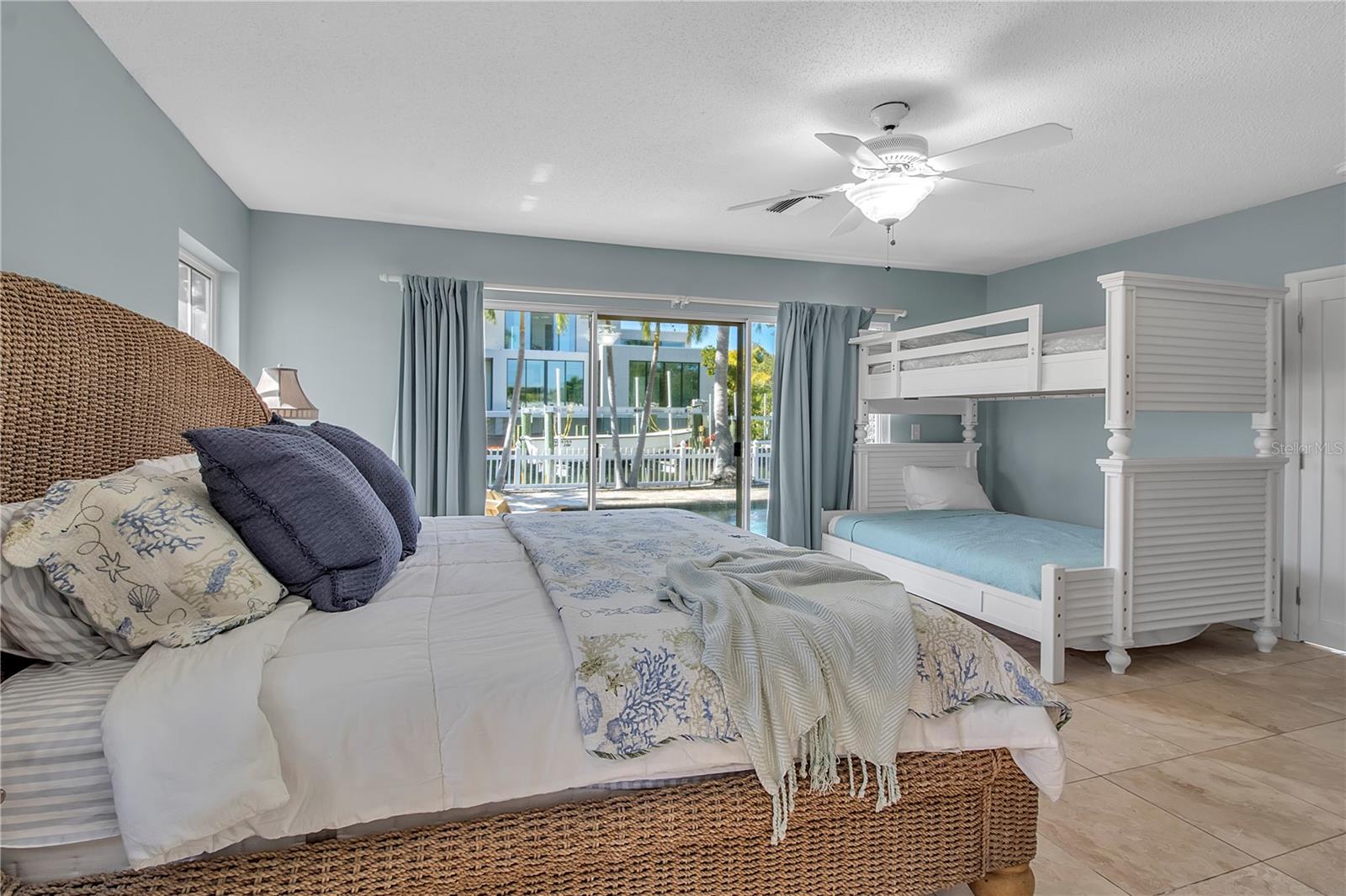 589 BAYVIEW DR