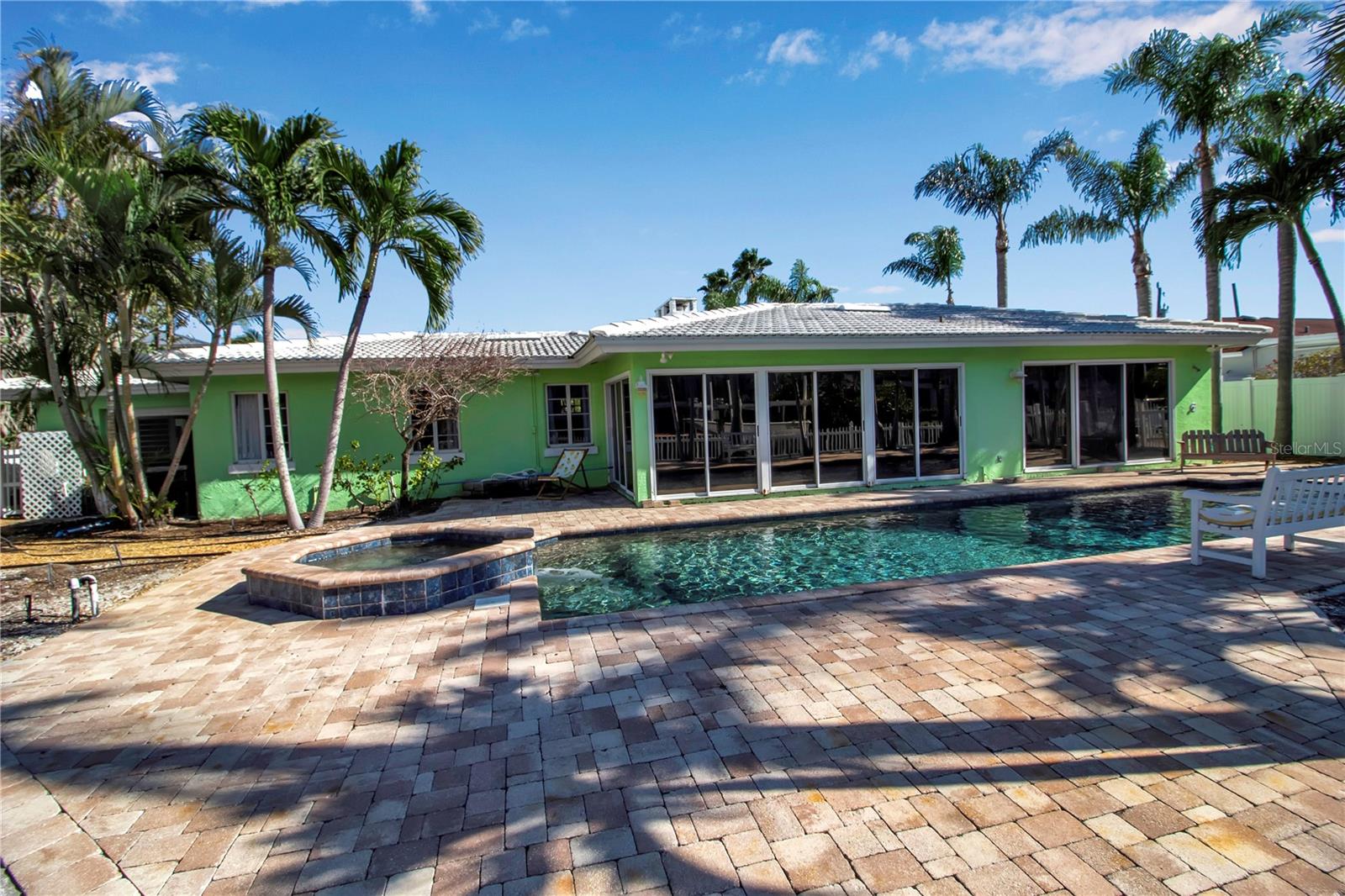 589 BAYVIEW DR