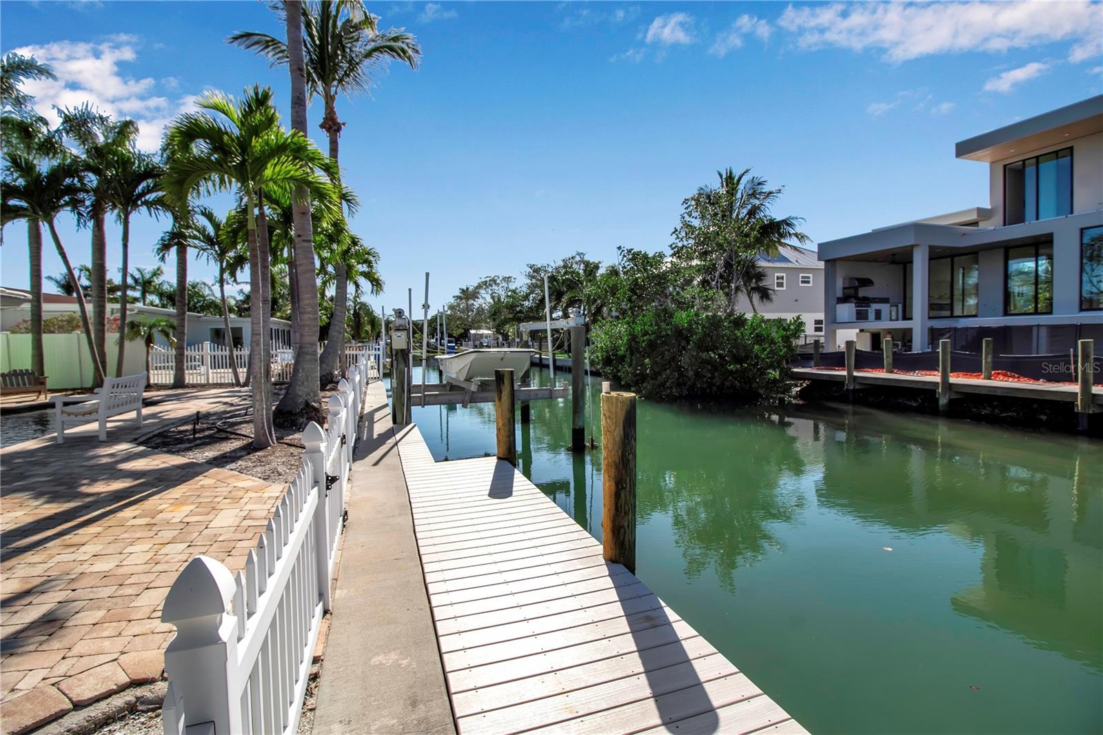 589 BAYVIEW DR