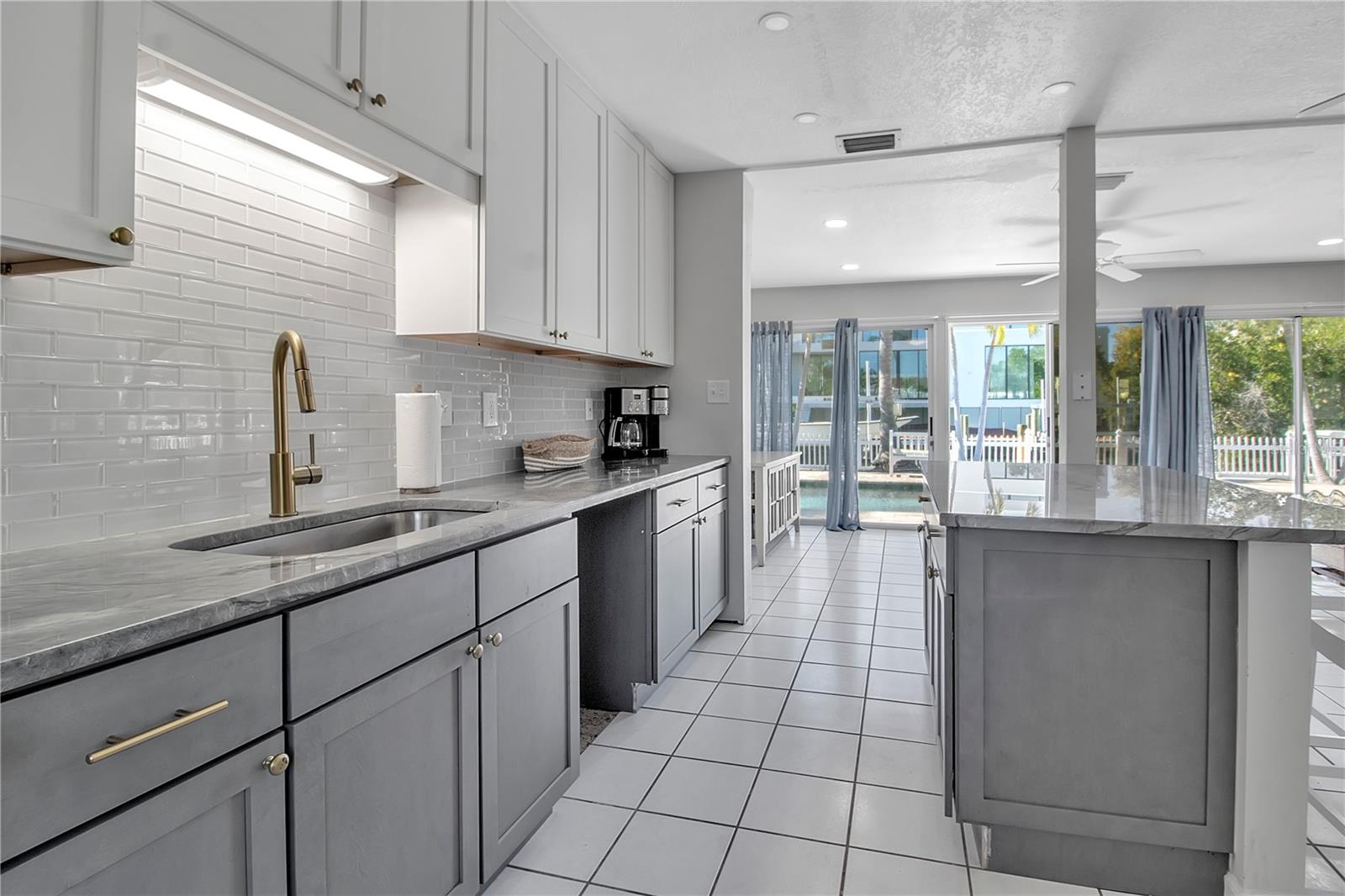 589 BAYVIEW DR
