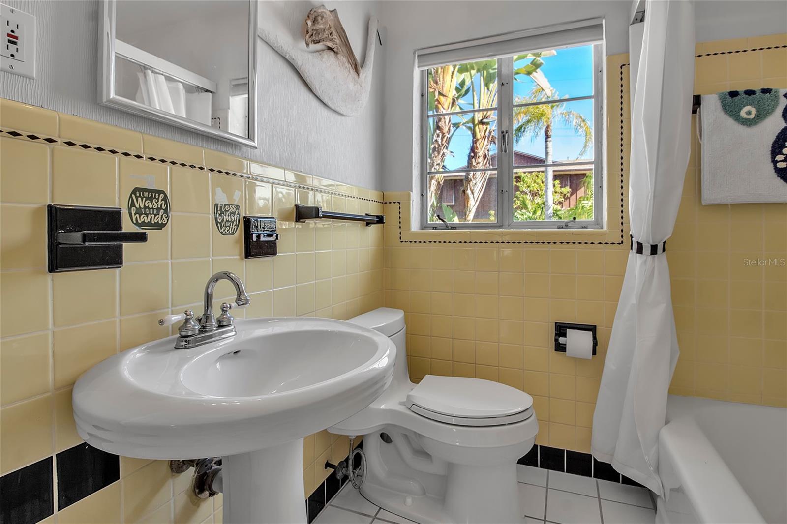 589 BAYVIEW DR