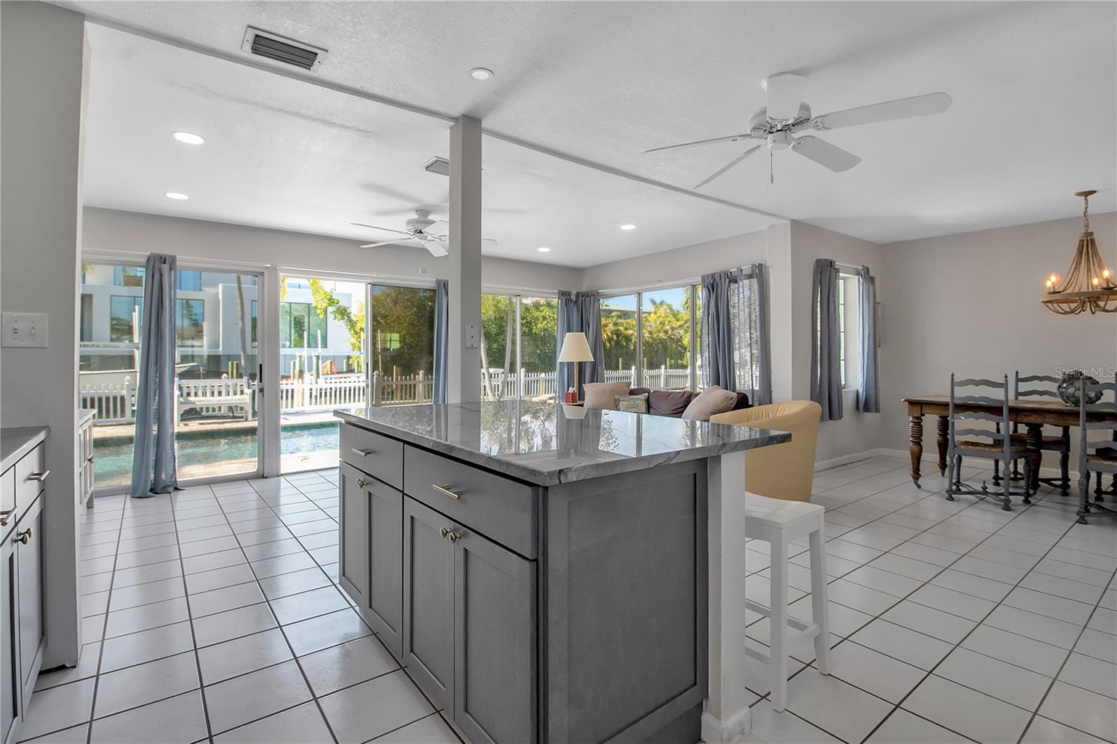 589 BAYVIEW DR