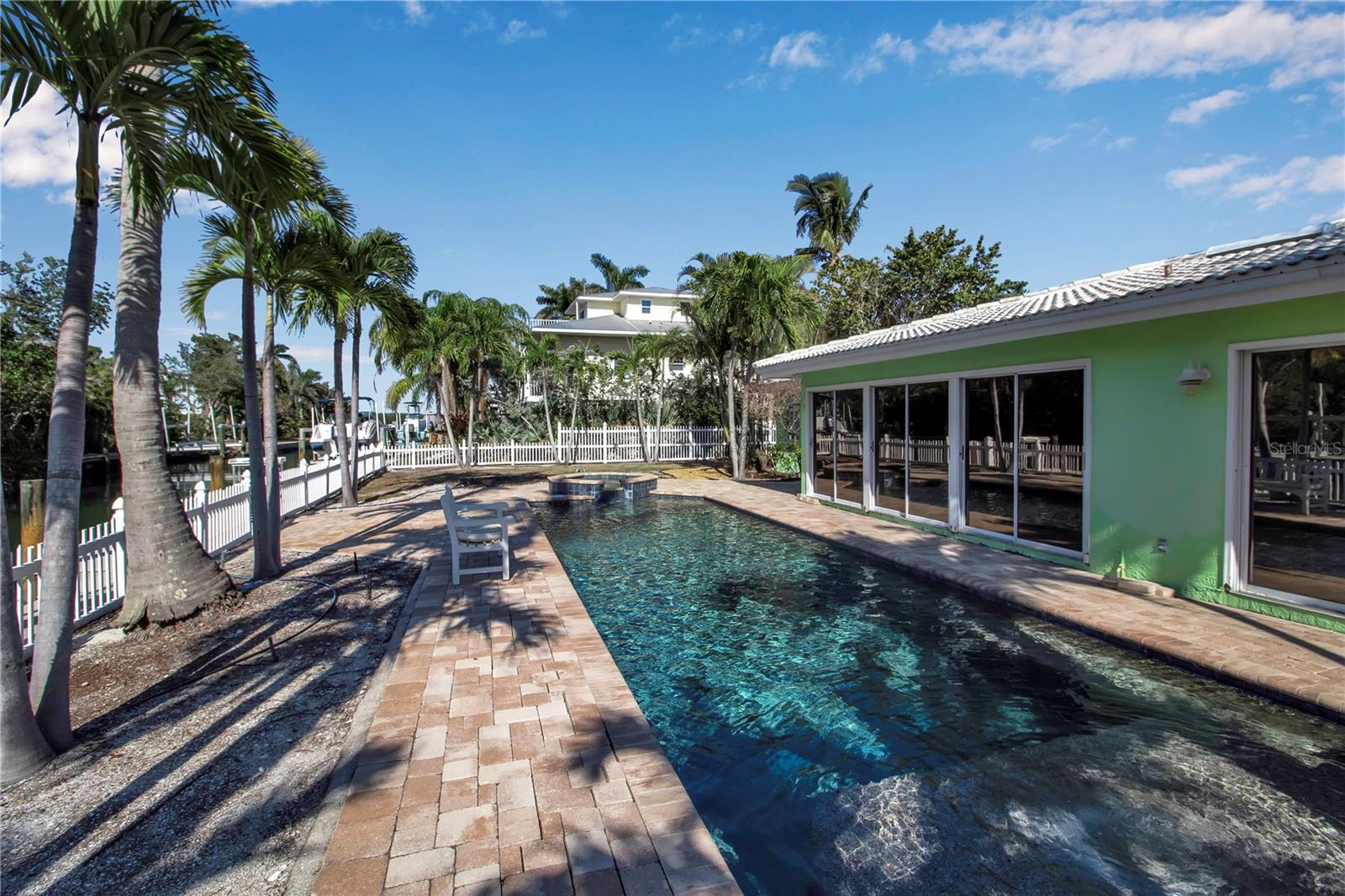 589 BAYVIEW DR