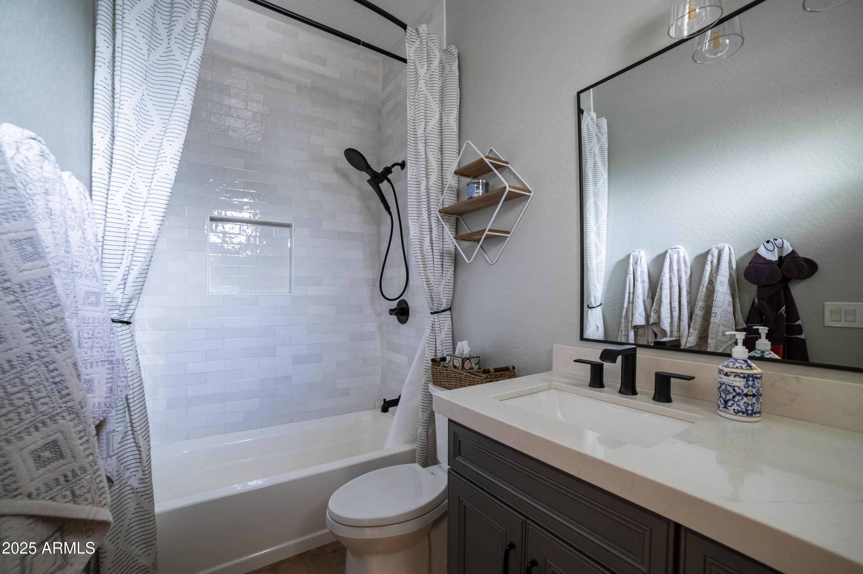 2212 W APACHE RAIN Road