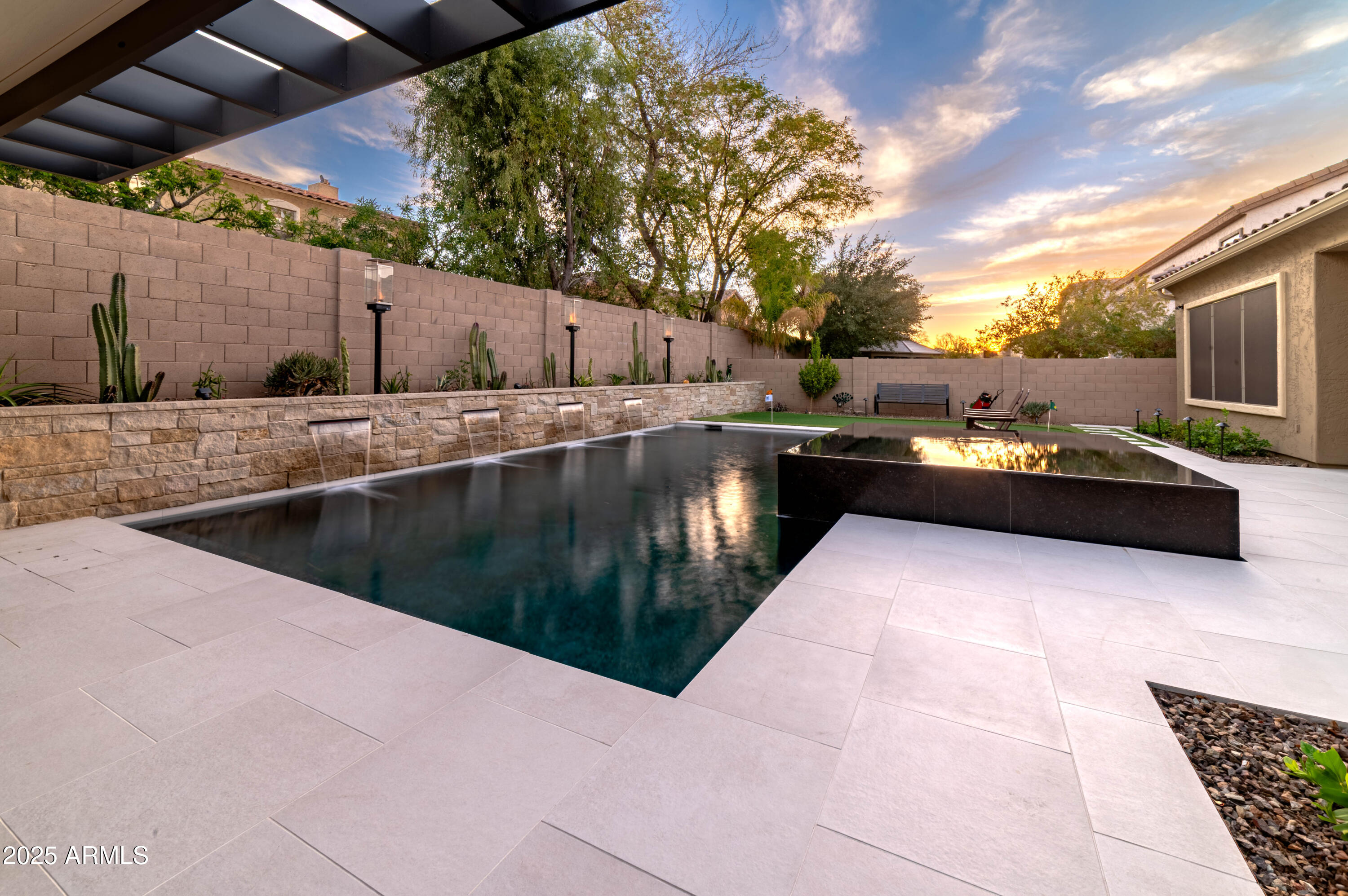 2212 W APACHE RAIN Road