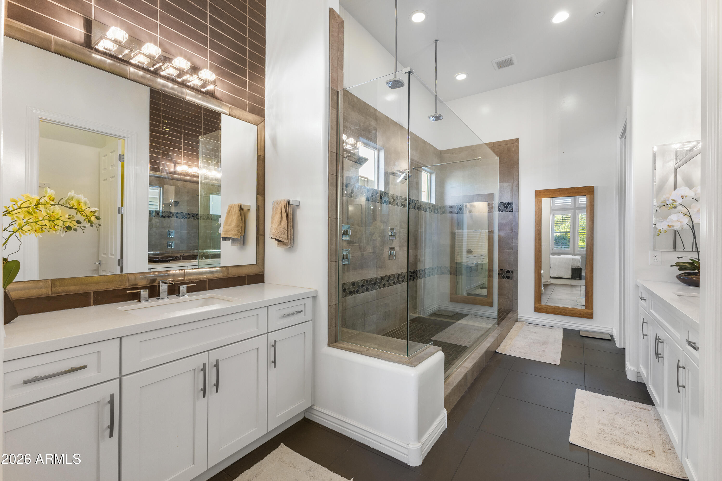 7238 E THORNTREE Drive