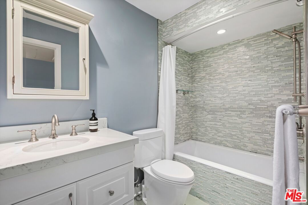 848 N Kings Rd Unit: 207