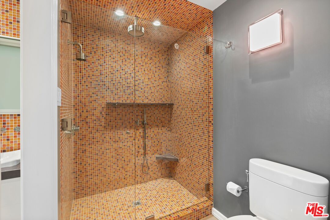 848 N Kings Rd Unit: 207