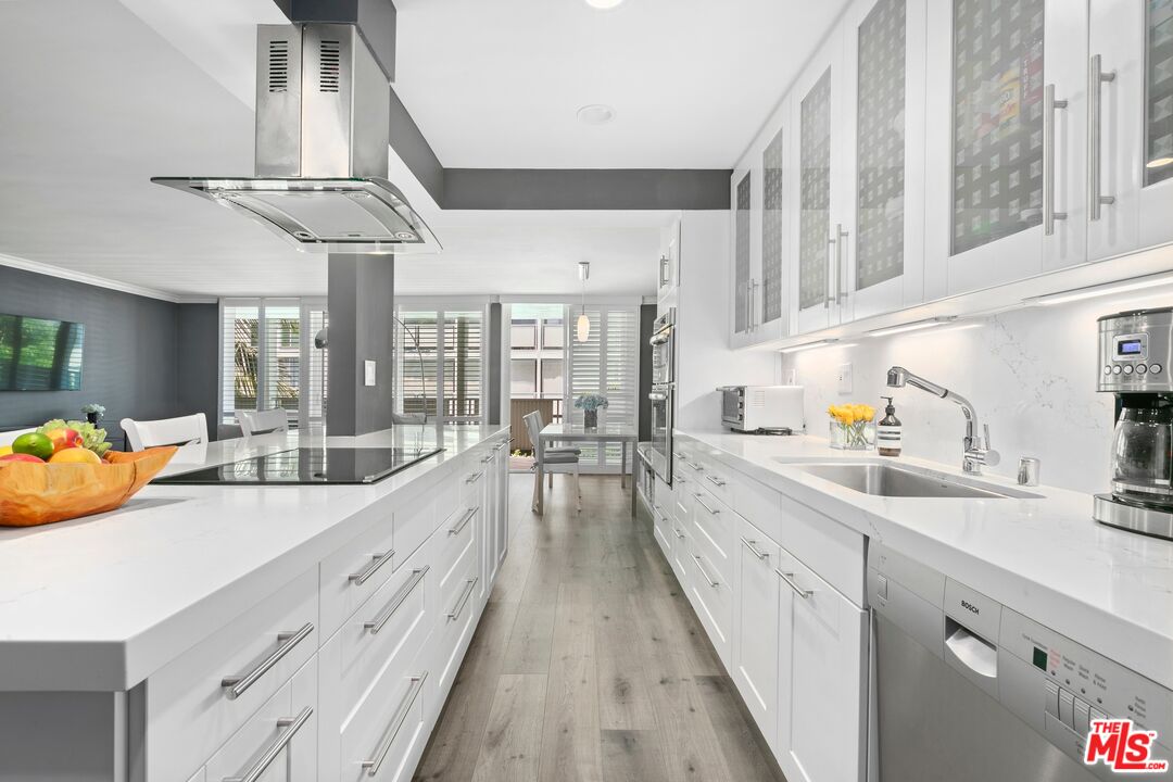 848 N Kings Rd Unit: 207