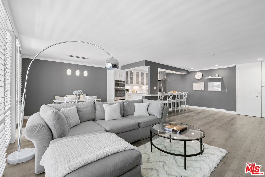 848 N Kings Rd Unit: 207