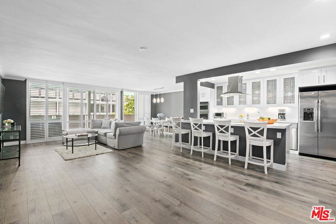 848 N Kings Rd Unit: 207