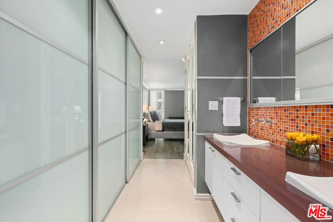 848 N Kings Rd Unit: 207