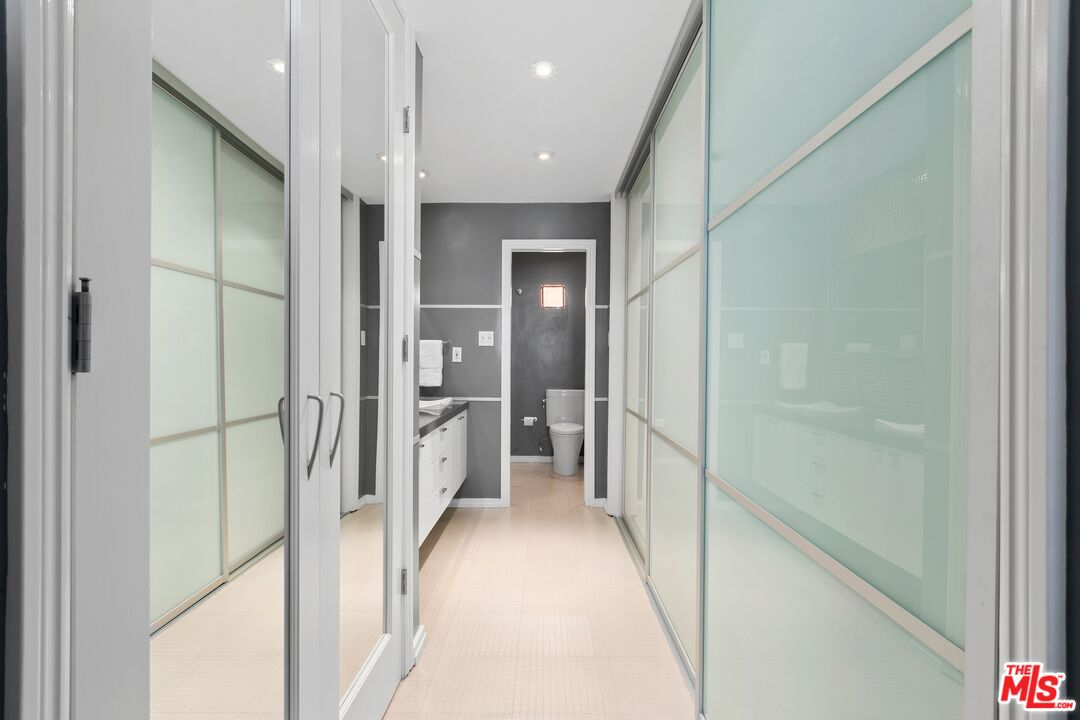 848 N Kings Rd Unit: 207