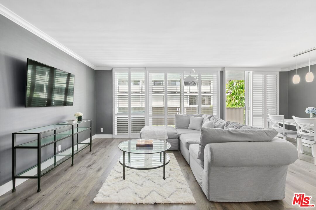 848 N Kings Rd Unit: 207